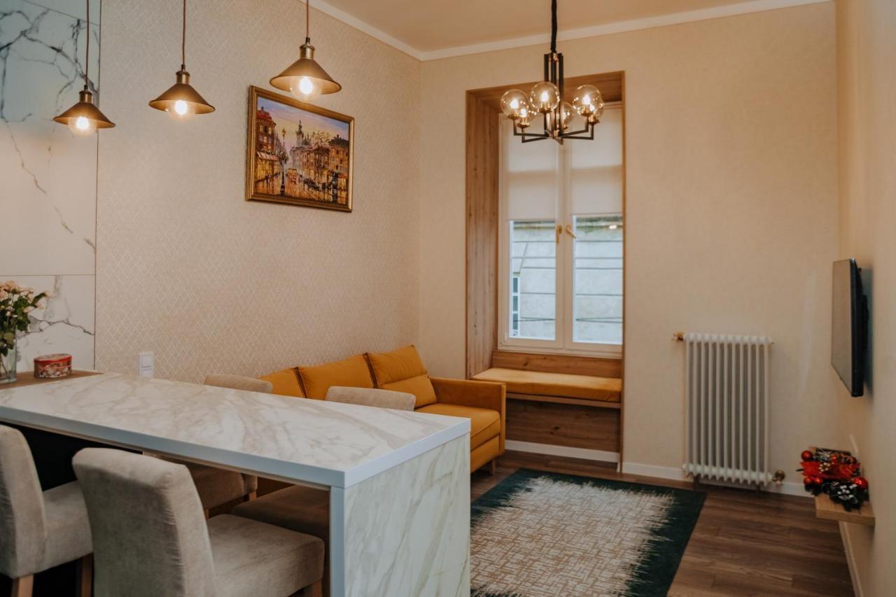 V.I.P Apartments Dominikanos Lviv Exteriör bild